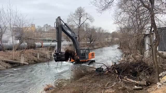 #водосток сочи Reel by @primnews - Русло речки Объяснения начали чистить от ила и мусора
_
Во Владивостоке начали расчистку русла реки Объяснения. В районе улицы Фадеева работает техник