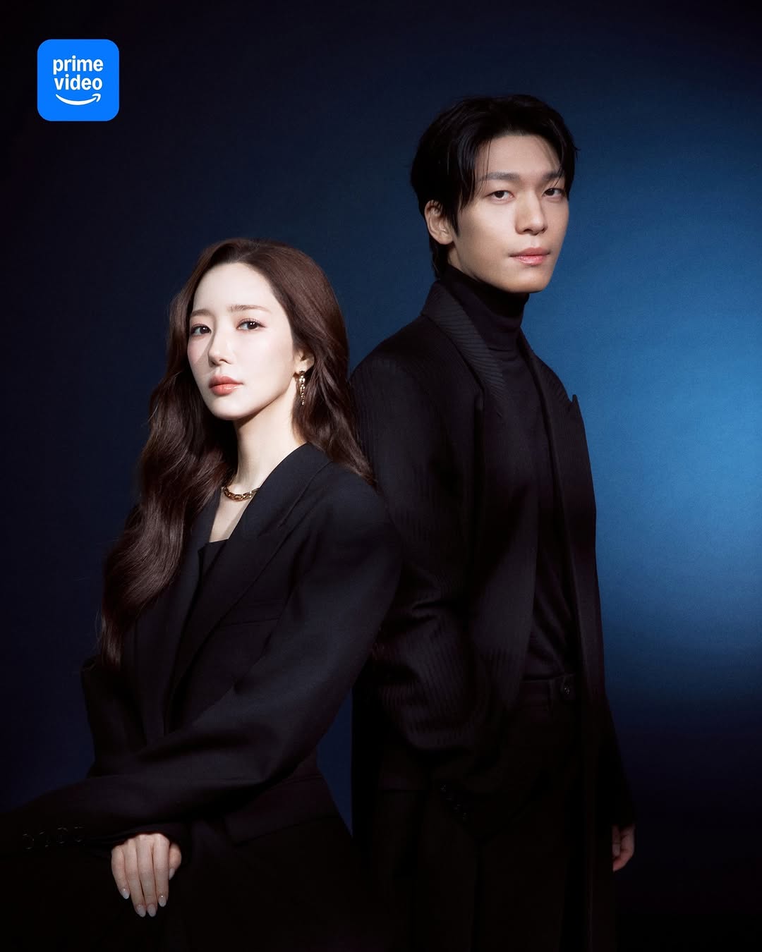 คิดให้ดี ก่อนตัดสินใจตกหลุมรัก 🖤 ร่วมขุดคุ้ยเบื้องหลังการตายของเหล่าผู้ชายที่ตกหลุมรัก ‘ฮันซอลอา’ ไปกับ พัคมินยอง และ วีฮาจุน ใน ‘Siren’s Kiss จุมพิตไซเรน’ 2 มีนาคมนี้ ที่ Prime Video เท่านั้นครับ