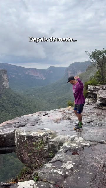 #Wanderlust Reel by @heriveltooficial (verified account) - 📍 Cachoeirão por Cima - Vale do Pati | Chapada Diamantina - BA
Tem lugares que a gente não visita… a gente sente. 🌄💦
Lá do alto, o cânion se abre