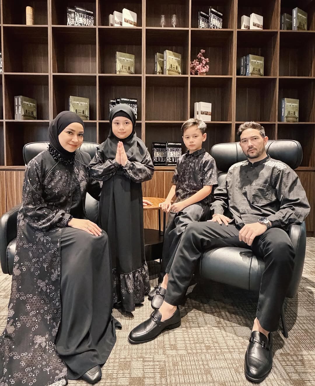 Momen bareng keluarga itu paling berharga kalau kita semua merasa nyaman. ✨ Seneng banget bisa kembaran pakai Sarimbit Seply yang desainnya minimalis tapi tetap terlihat istimewa. Bahannya beneran p