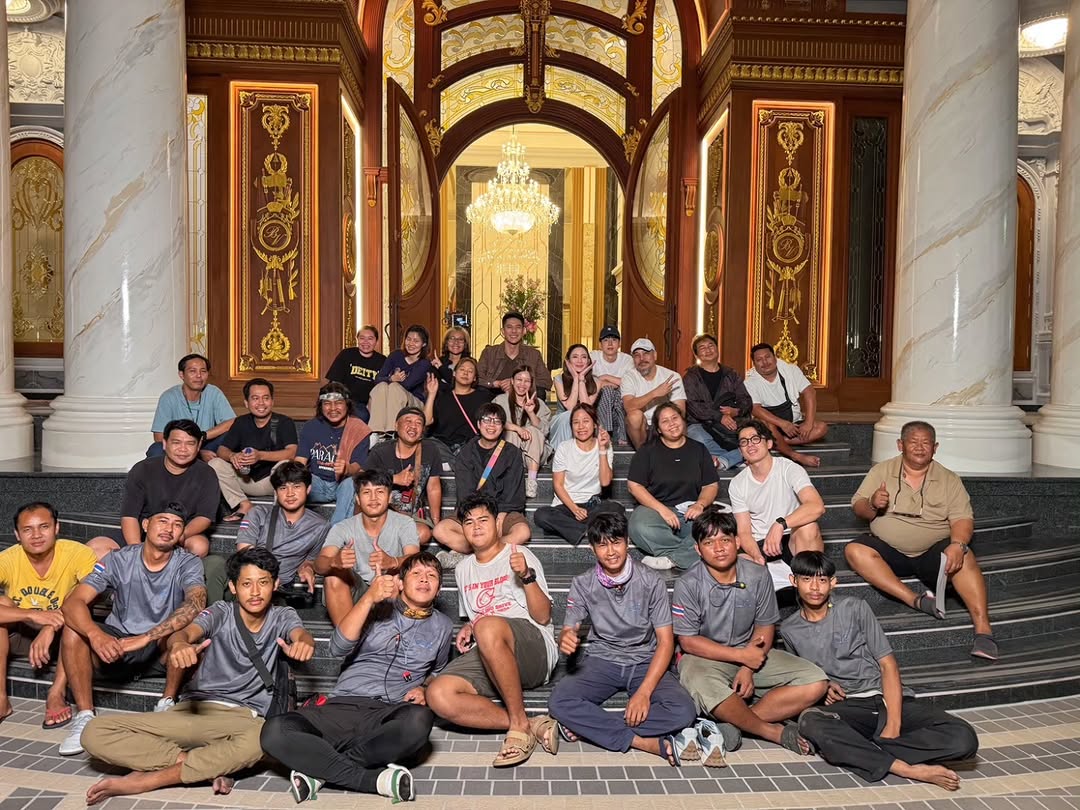 เพิ่งเจอรูปวันปิดกล้อง🤩 ปกติถ่ายวันละ2-3ฉากสบายๆ วันสุดท้ายของการถ่ายทํา ศีตราคอนเสิร์ตไปเลย 25 ฉากดราม่าเต็มๆ ไม่ไหวก็ต้องไหว 😅 บ่ายๆนี่เบลอเลย ร้องไห้เกือบหมดแรง ผ่านมาได้เพราะทุกคนในกองจริงๆค่ะ โ