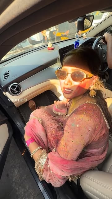 #Party Reel by @voompla (verified account) - "google pay rakhte hai" quips bigg boss alumna manisha rani as she rolls out of a holi party