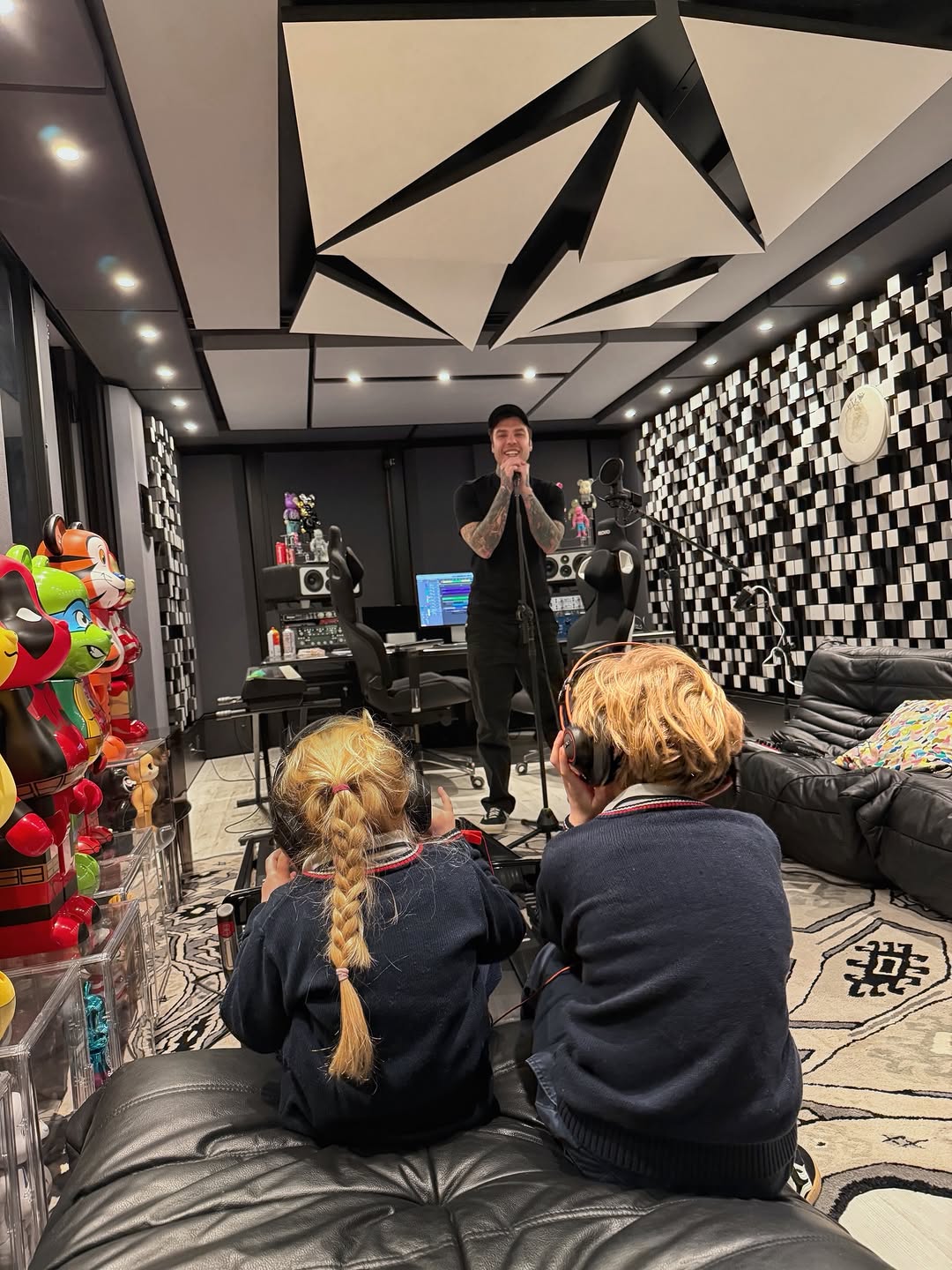 L’anno scorso, prima di salire sul palco di Sanremo, ripetevo sempre una frase: «Sapete cosa succederà? Quello che deve succedere.» In quel momento tutto sembrava sfuggirmi di mano, ma quelle parole m