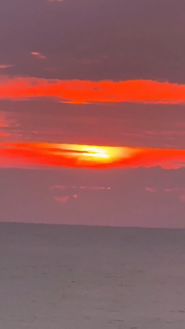 “There’s a quiet magic in the moments before the world wakes up. 🌅 Catching the first light as it turns the ocean into liquid gold—salty air, crashing waves, and a sky painted in pastel hues. A gentl