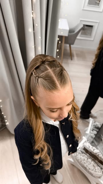 #прически Reel by @chernova.kosa - Красивая праздничная прическа💕✨ будем знакомы - Любовь, у нас 1000 #детскиепрически а в VK chernova_kosa еще больше🔥
#детскаяприческа #прически #ко