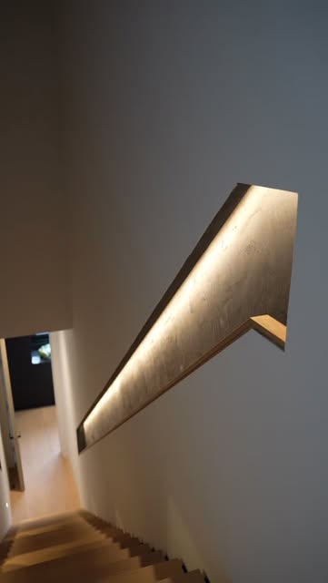 #Architecture Reels - @cfccontracting (onaylı hesap) tarafından paylaşılan video - When our client asked for a hidden staircase built into the walls, we knew it had to be just as impressive as the main one.
Designed with railings re