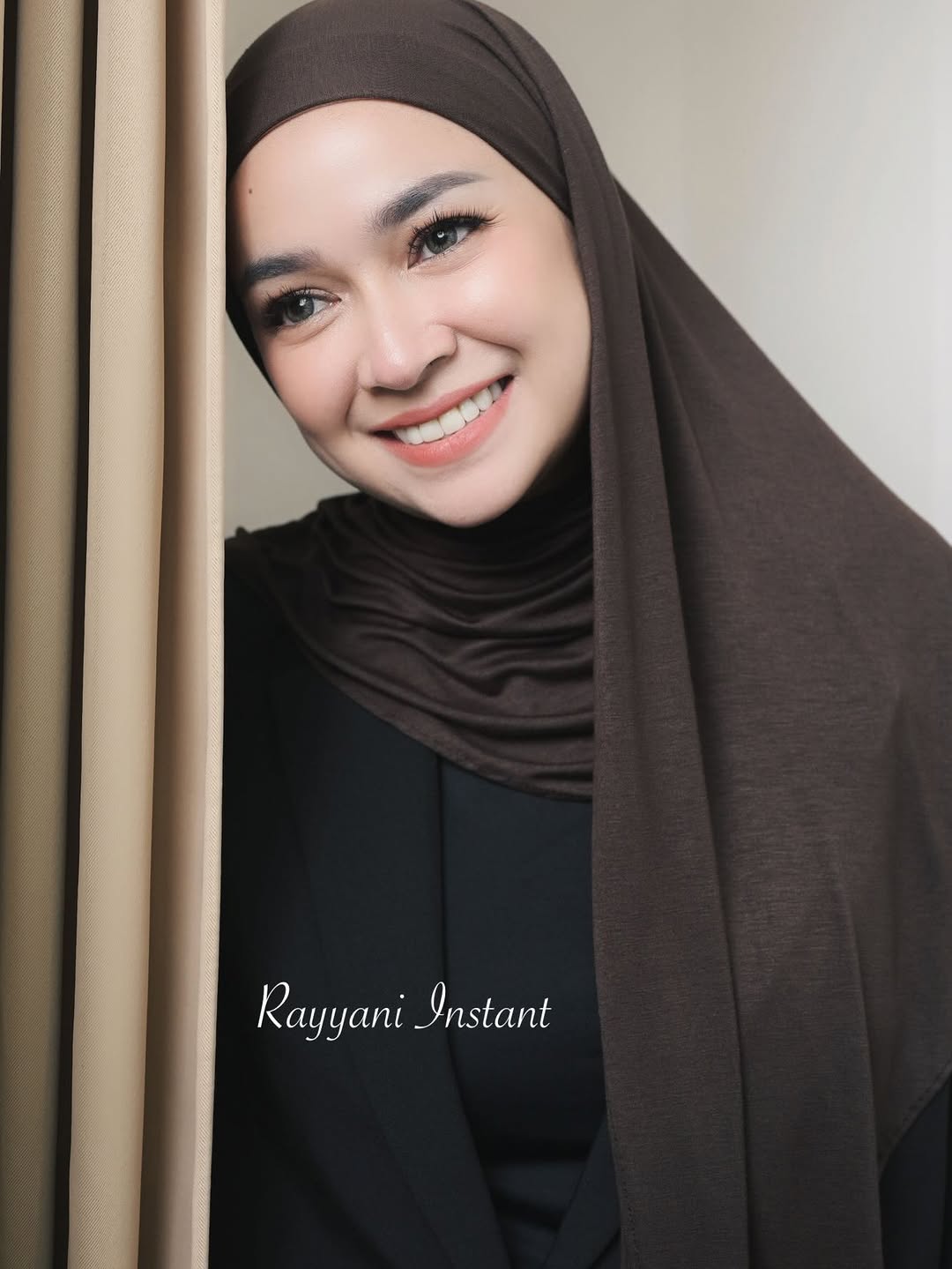@kenanhijabofficial x Aryani Fitriana ✨ Ada 4 jenis hijab instant yg udah bisa km checkout buat bukber atau lebaran nanti 🤍 Kalian paling suka yg mana?