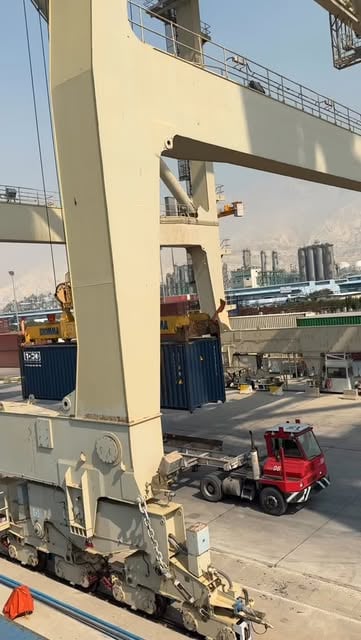 #Logistics Reel by @bulo_sky_marine - ️ تخلیه و بارگیری کانتینر یعنی هماهنگی دقیق، قدرت و سرعت بالا.
🚢 وقتی کشتی پهلو می‌گیرد، پلن بار بررسی می‌شود تا تعادل کشتی و ایمنی عملیات حفظ شود.
�