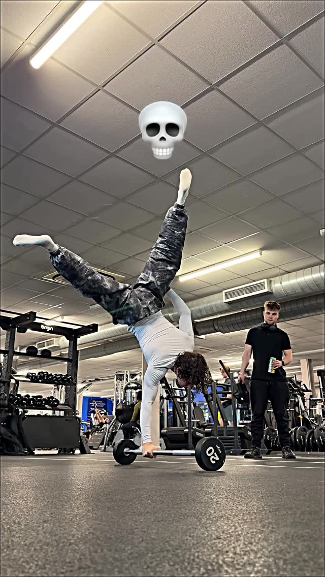 He didnβt expect that ππ Such a cool interaction π₯Ήπͺπ» Wearing all @gymshark ALEX10 to save π₯ #calisthenics #streetworkout #gymtransformation #gym #gymmotivation ad