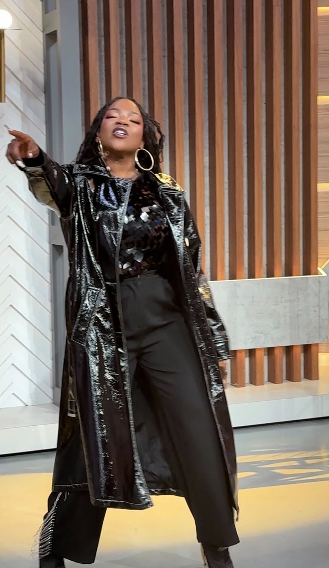 Empoderada como toda una diva, potra y caballota 🐴💥 #ChikyBombom llegó inspirada en el espíritu de #IvyQueen, recordándonos que la vida se trata de seguir caminando y subir cada escalón, sin import