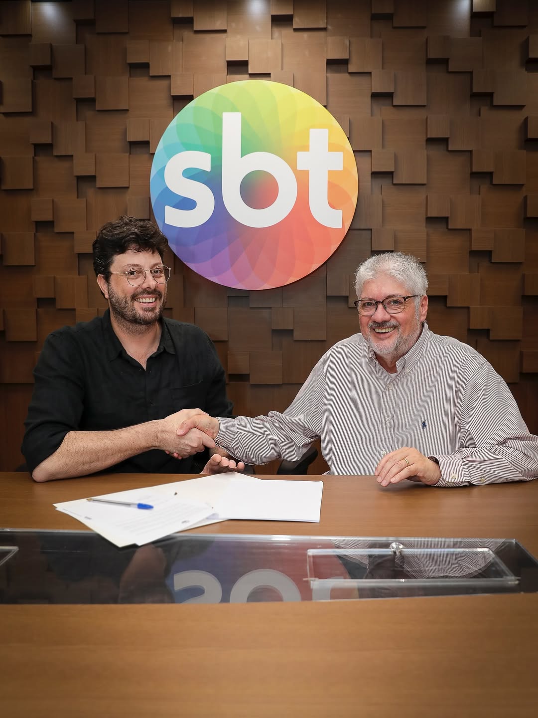 CONTRATO RENOVADO β
β
O SBT e o apresentador Danilo Gentili renovaram nesta terΓ§a-feira (03) o contrato. O vΓnculo foi estendido por pelo menos mais dois anos. Na prΓ³xima semana, Gentili completarΓ‘ 12