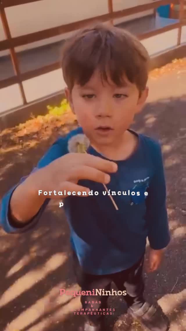 🌬️✨ Fortalecendo vínculos e possibilitando descobertas Um sopro, um sorriso, uma conexão que nasce. Na PequeniNinhos, acreditamos que o cuidado vai muito além de “olhar” a criança. É estar presente,