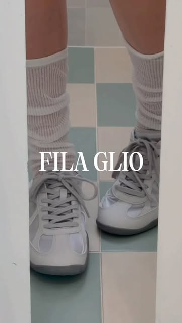 #필라운동화 Reel by @guswnguddn - 요즘 스니커즈 하나로 분위기까지 바뀌는 느낌이라 자꾸 손이 가는 휠라 글리오 실버문 🤍 #광고
가볍게 신기 좋은 로우 스니커즈인데 새틴 소재 특유의 은은한 광택감 덕분에 캐주얼한 룩은 물론 드레시하고 페미닌한 코디까지 자연스럽게 어울려서 더 마음에 들었어요.
발에