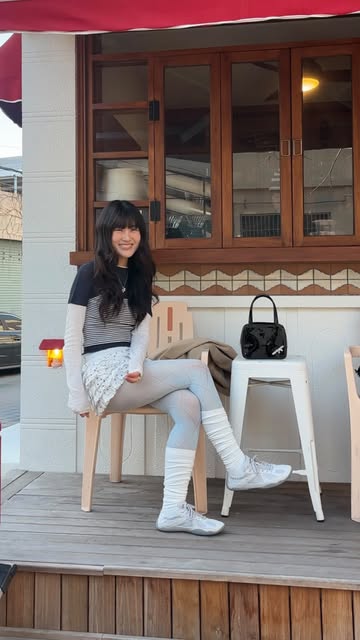 #필라운동화 Reel by @didyou_likeit - #광고 새틴없인 안되는 이번 봄 어떻게 준비하고 계세요?🤍
저는 FILA의 글리오 실버문으로 다가올 봄을 준비했는데요. 새틴은 플랫슈즈로 자주 만났는데 글리오는 스니커즈 형태라 캐주얼한 룩부터, 새틴 소재 덕에 드레시한 룩까지 커버가 가능해서 직접 신어보니 휠씬 다양