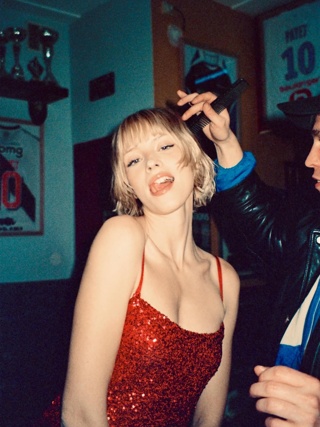 De l’amour avec @la.horde ♥️ rehearsals and shooting of the funniest and loveliest video ever THANK YOU SO MUCH FOR EVERYTHING!!!!! Best team Im so lucky 🍎🩵 @etjusticepourtous @becausemusic @edbang