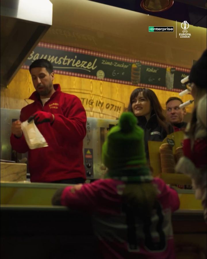 ANZEIGE | AD 🇩🇪 Als lebenslanger VfB-Stuttgart-Fan arbeitet Philipp an jedem Spieltag am Baumstriezel-Stand vor dem Stadion. Aber nicht bei diesem Spiel. Enterprise hat @sami_khedira6 gebeten zu üb