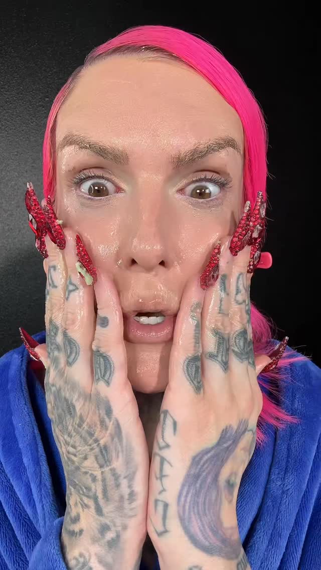 GUESS WHO’S BACK!! 🍉 ✨ Our ‘Make Me Melt’ Watermelon Removing Balm is officially BACK IN STOCK!! Dissolve glam & wash away the day in seconds with our bestselling makeup removers ⤵️ ☕️ Daily Drip