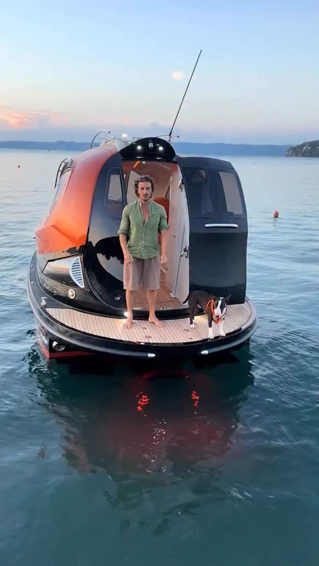 I’ve truly never seen anything quite like this mini-yacht…😍🛥️ Thx @lazzarinidesign #yachts #boats #sbxcars