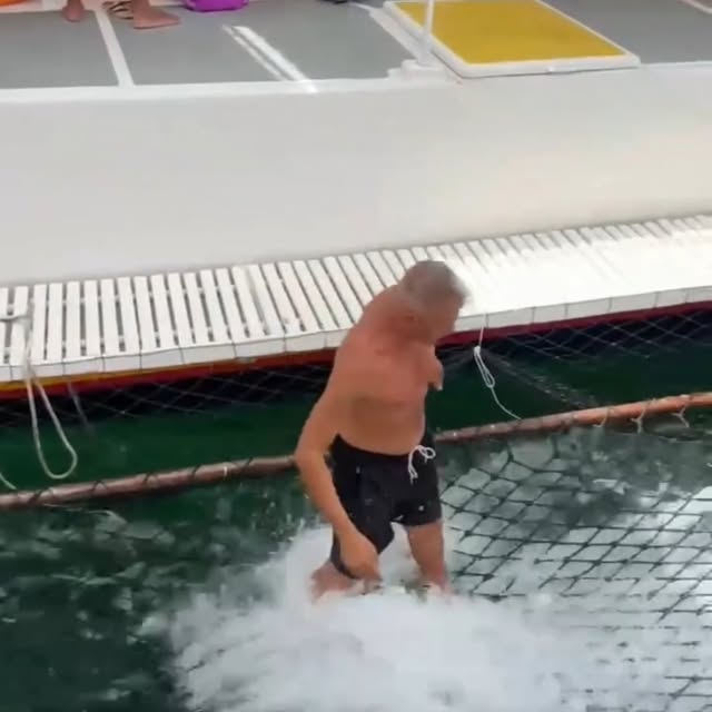 #Tbt Reel by @okyanuskazalari - Rusya'da bir kişi, hareket halindeki bir teknenin arkasına bağlı ağın üzerine uzanarak tehlikeli bir gösteri yaptı. Görüntülerde adamın vücudunun yarı