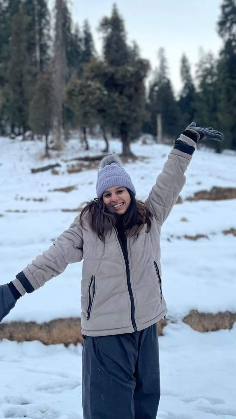 Now I can die peacefully 🥹🥰 . . . . . . #snow #kedarkanthatrek #trekking #snowfall ( snowfall, best view, trekking, glacier, wait for it, curiosity, Himalayas, winters, tent view)