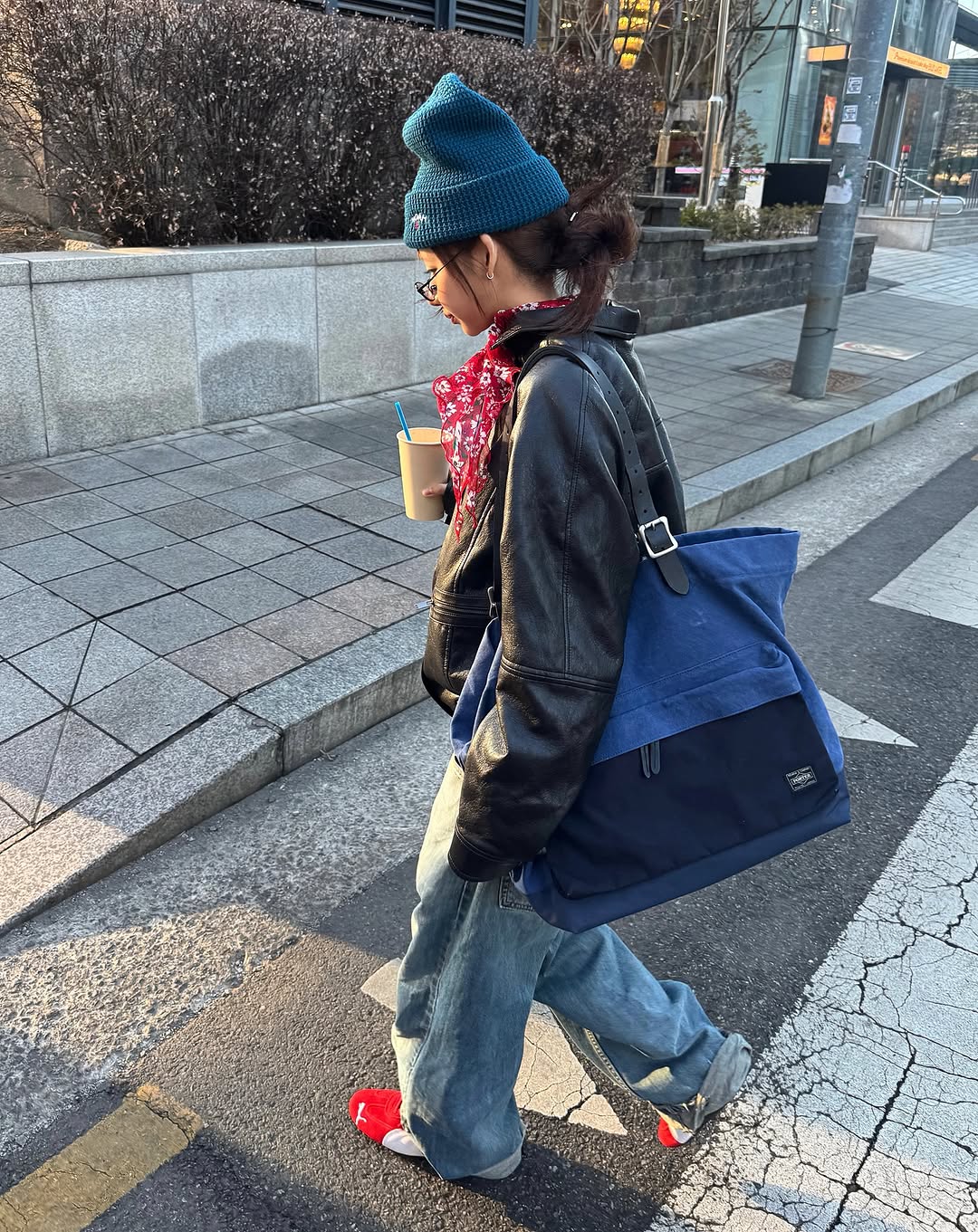 레드 포인트?🫶🏽 @puma_kr #광고 이제 즨짜 봄에 온다.. 요맘 때 푸마 스피드캣으로 포인트 살짝! 저는 레드 컬러로 골라 봤는데여 봄아우터랑 완저니 찰떡입니다🤩 이렇게 청바지랑도 잘 어울리고 사실 어디에나 찰떡 남녀 상관 없이 코디하기 좋고 포인트 주기도 좋고 .. 이 룩이 지이인짜 맘에 들어요.. 당여니 신발이 다하긴 함. 저도 첫