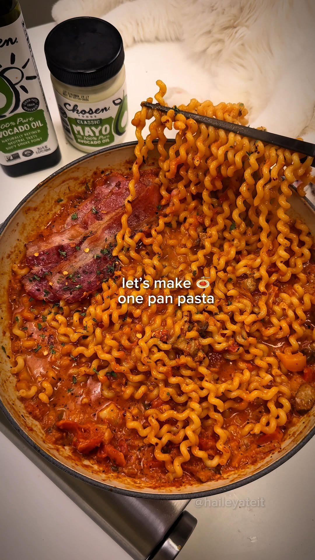This ainβt your average one-pan pasta π Weβre making tomato sauce from scratch β but the real move? Starting with avocado oil πΎ Chosen Foods 100% Pure Avocado Oil has a 500Β°F smoke point, which mean