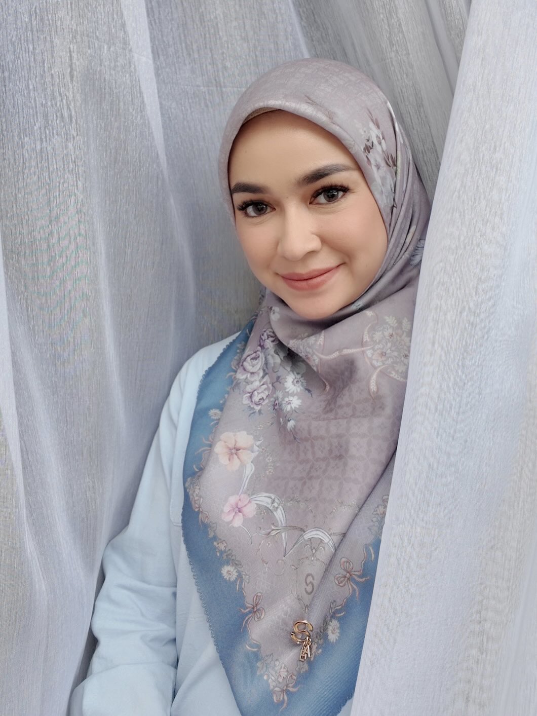 No more bad hijab day! 🙅🏻♀️ Akhirnya nemu scarf yang ga perlu drama dahi mleyot. Bahannya tuh Seraplus Voile yang beneran segampang itu dibentuknya. Plus, ada magic-nya: makin dikucek, malah ma