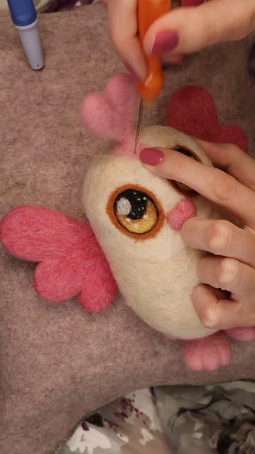 #Needlefelting Reel by @mauris_craft - A tiny heart for Lumi ❤️
Every Elymon has a special detail…
and Lumi carries a little heart on its head 💗
Handmade with wool using needle felting.
Wo