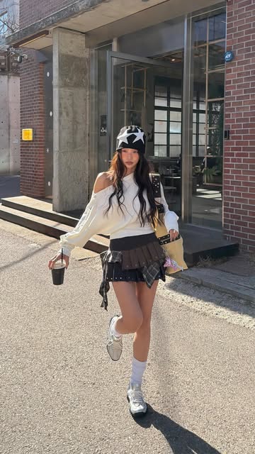 #필라운동화 Reel by @mulbada - #광고 날씨 너무 좋았던 날 🪽에샤페 신고 달려 ~~
데님진이랑 고민하다 스커트 룩에 매치 👟 실버 컬러는 포인트 같으면서도 은근히 베이스라 어떤 룩이든 잘 어울려요 🩶
완전 가볍고 쿠셔닝도 좋아서 하루 종일 돌아다녀도 편했구 , 은은하게 반짝이는 실버가 봄