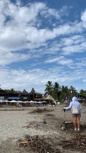 #Mancora Reel by @siemprefrida.pe - Hoy no vinimos a vender.
Vinimos a agradecer 🌊

Después de las lluvias, nuestra playa quedó cubierta de palizadas…
y no podíamos quedarnos de brazos 