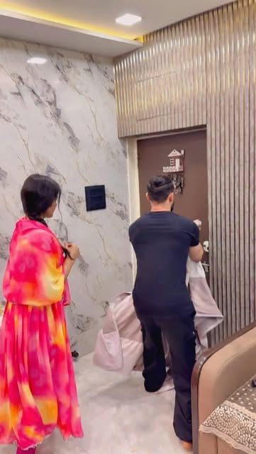 #Explore Reel by @khan_shadab91 - Woman or mujhse chalaki 🤪
.
.
.
#instagood #public #explore #viral #viralreels