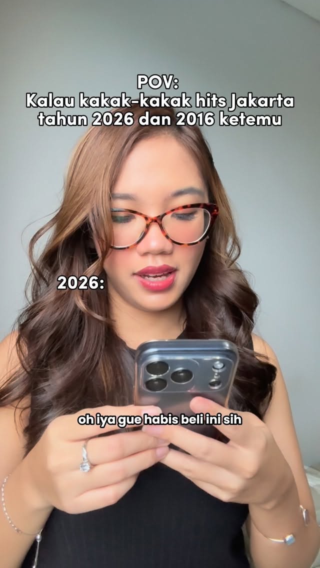 apalagi ya yang hits tahun 2016? cosplay dulu jadi kakak hits pake @ona.indonesia yang mirip parfum high end