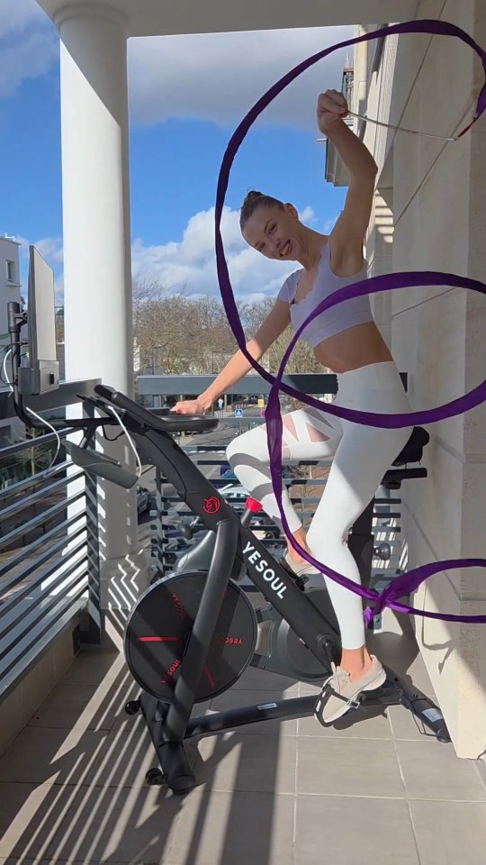 Could never imagine that home biking can be such a fun ! Use my exclusive promocode Meli100 to get 100$ discount on your command 😉 #yesoul #funcardio #indoorcycling #yesoulfitness #Pelotonalternative