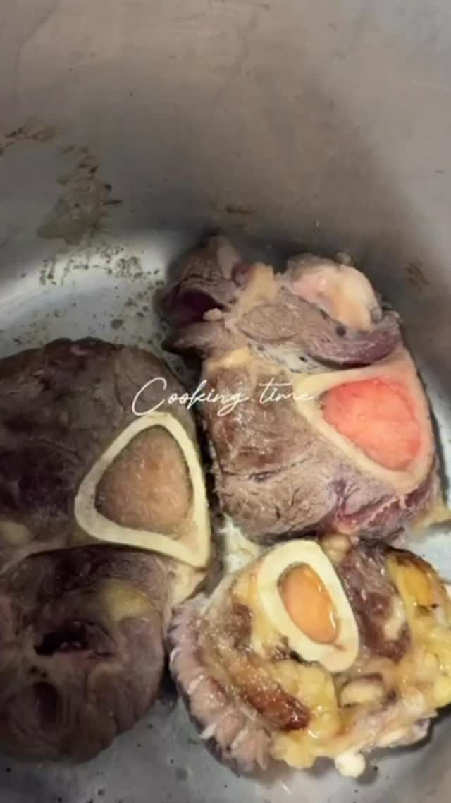 Guiso de Osobuco a mi manera 🫶❤️👌 Es Deli, Deli y súper fácil Freír la carne 3 osobucos en una olla a presión Agregar una cebolla un Locote rojo Un poco de pimentón dulce, ajo en polvo a gusto 2 t