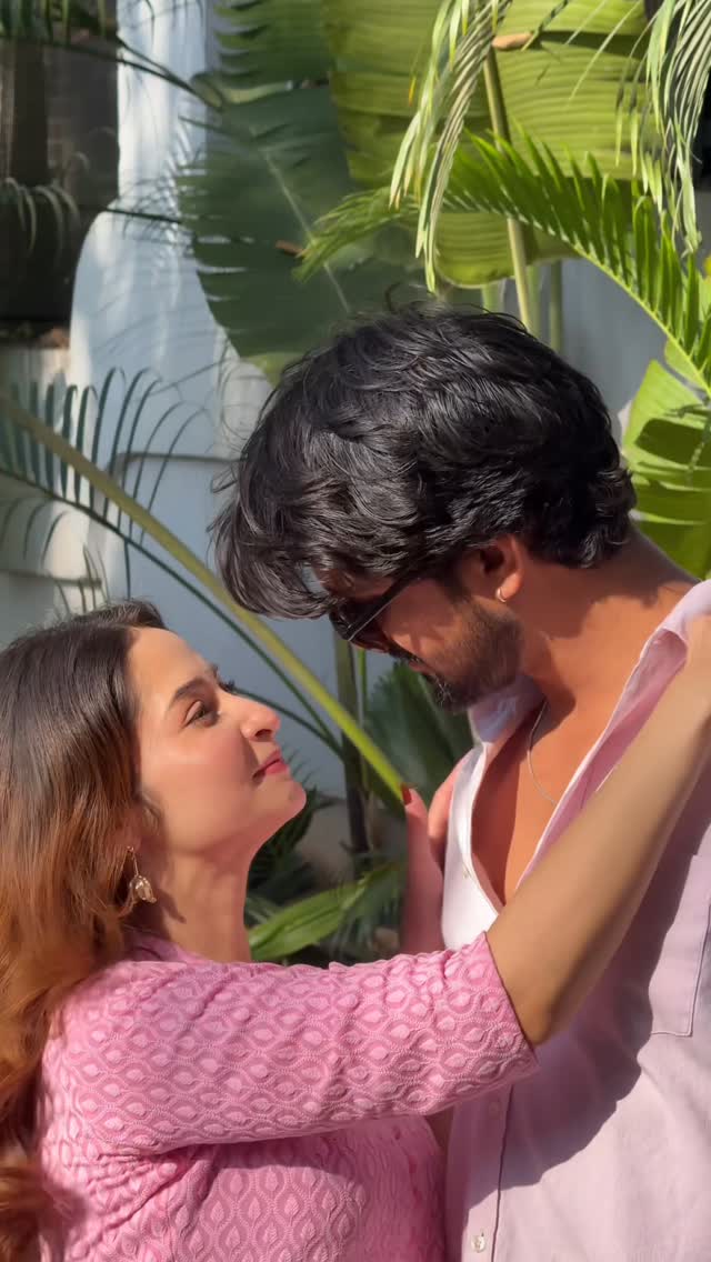 Matching never looked this good 💕 Ft- @shreemabhattacherjee . . . . . #bengalisong❤️ #parbona #shreemabhattacherjee #couplereel #bengalimusic