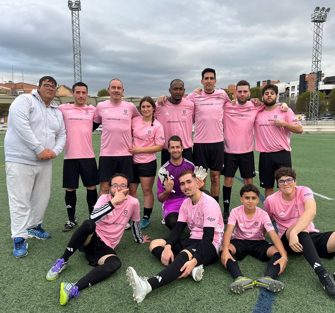 Qué mejor manera de disfrutar el domingo que con deporte, compañerismo y una gran victoria. ⚽️ El equipo de fútbol unificado de la Fundación Iker Casillas se impone 2-1 frente a Fundación A LA PAR en