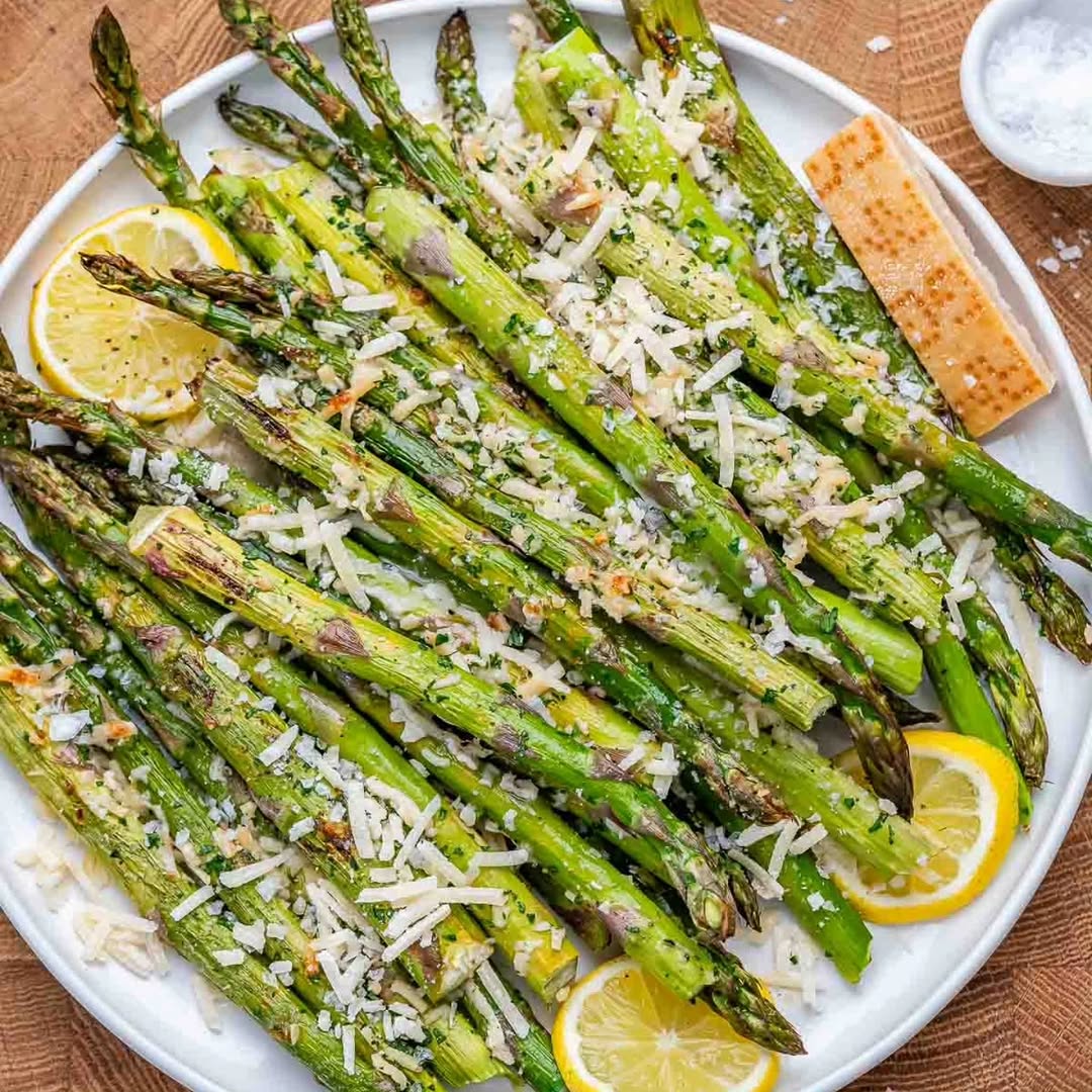 Perfectly Roasted Parmesan Asparagus 💚 ⭐️⭐️⭐️⭐️⭐️ Type "RECIPE" below in the comments, and I'll DM you the direct link ⭐️⭐️⭐️⭐️⭐️ Asparagus is one of the most beloved spring vegetables, and for goo