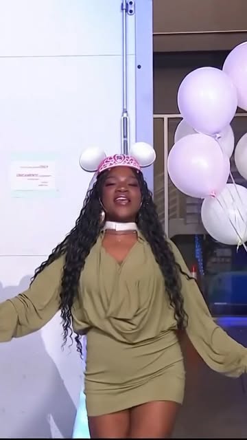 #Laspicantes Reel by @encasacontelemundo (verified account) - ¡La vida es para disfrutarla… y darle Macarena! 🎉💃 Con globos y en modo fiesta llegó nuestra #Chiky, directo del cumpleaños de #Cattleya, para conta