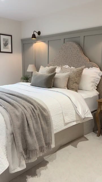 #Interiordetails Reel by @oakhomeinteriors (verified account) - Afternoon!
I hope you're all well!
Sharing some interior details of one of our bedrooms.
We panelled the one wall & painted this 'Hardwick White' by
