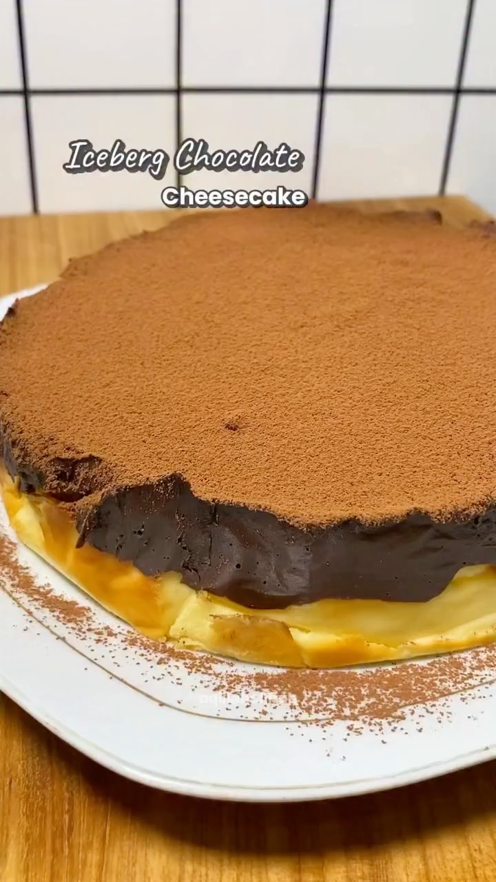 dimakan dingin enak BGT!😭 cheesecake : 2 pcs keju spread 90gr gula halus 1/2 sdt vanila cair/extract 1 sdm maizena 2 telur (masukkan 1 persatu ya) 200 ml whipped cream cair topping coklat : 250 ml