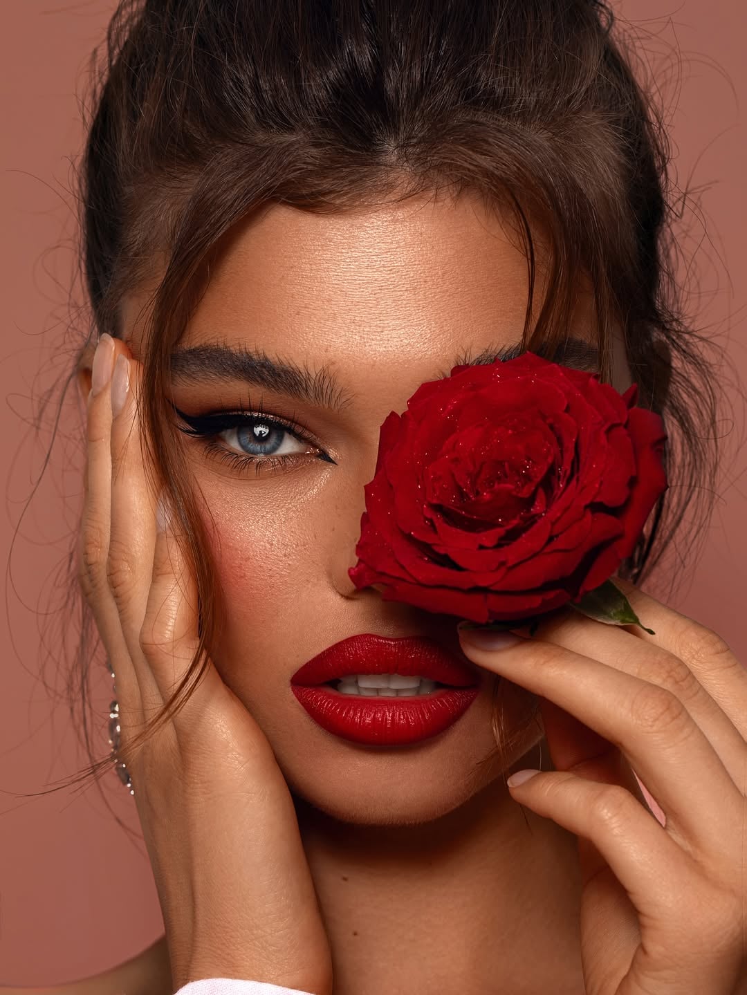 #womensday 🤍🌷 Happy International Women’s Day Photographer & Retoucher: @innalitvak_ ✨ • Mega-realistic brushes for retouching — link in bio • Professional Retouching Course (English) — link in