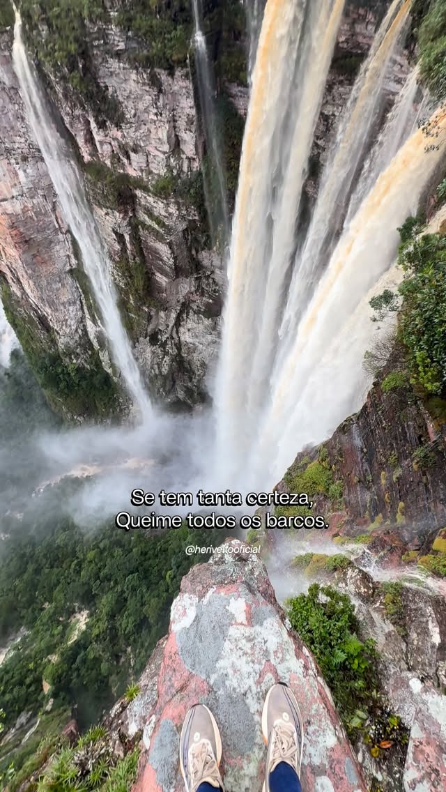 📍 Cachoeirão por Cima – Vale do Pati Chapada Diamantina – Bahia São quase 18 km de trilha pra chegar aqui… Mas quando você chega na borda do cânion e vê mais de 20 cachoeiras despencando ao mesmo t
