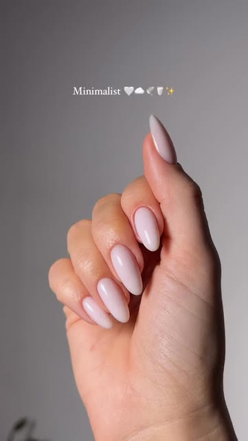 #Minimal Nails Reel by @glitterbels (verified account) - If perfection was a nail set… it would look like this 🤍
Created using our Brush On Builder Gel in the shade Minimalist
Nails by @stephanieyianni_