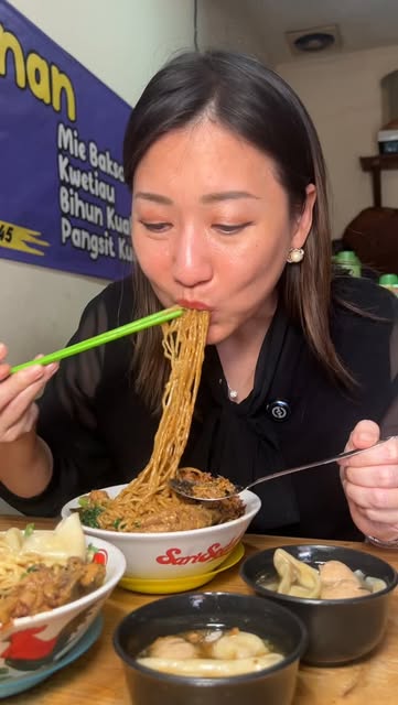 #Mie Ayam Santri Pinrang Reel by @nanakoot_ (verified account) - BARU KALI INI AKU DTG ADA YG NANGISIN … SMP SALTING 😂😂😂
Anyway, ini blusukan di daerah Cengkareng nyari hidden gem mie ayam yg selalu rame .. harg