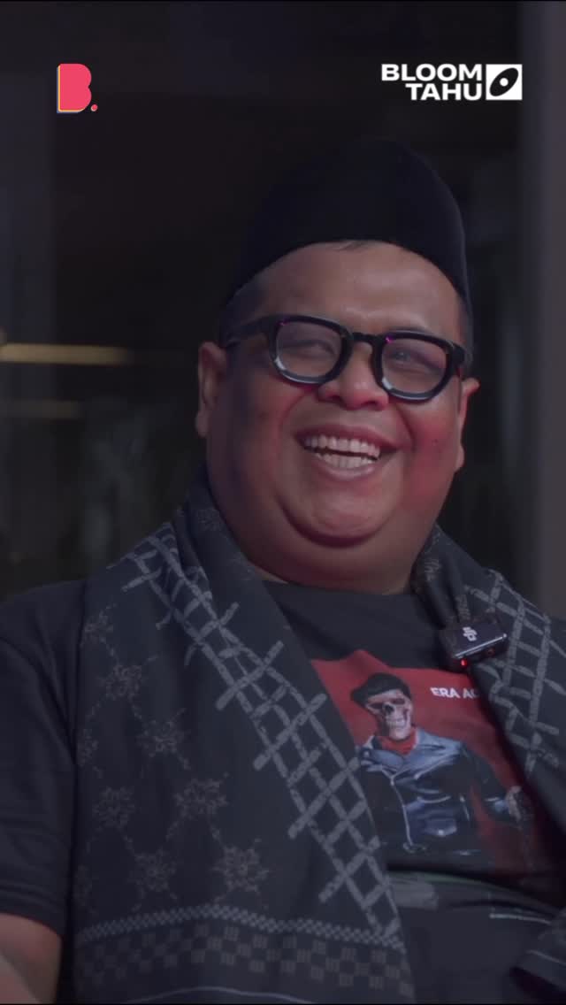 Kalo beribadah boleh make jersey gak sih? Terutama jersey CR7? Fullnya nanti di youtube Bloom Media ya jam 17.00