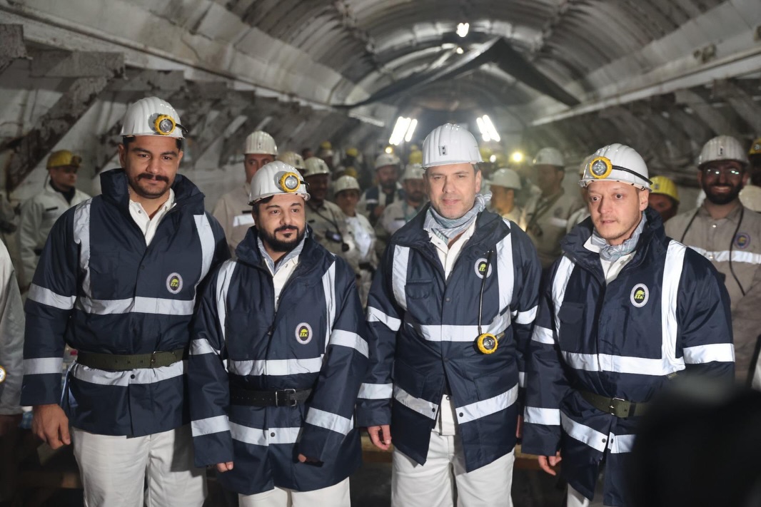 Enerji ve Tabii Kaynaklar Bakanımız Sayın Alparslan Bayraktar’ın teşrifleriyle; Türkiye Taşkömürü Kurumu’na bağlı Kozlu Müessese Müdürlüğü’nde madenci kardeşlerimizle bir araya geldik. ⚒️🌙 Zor şartla