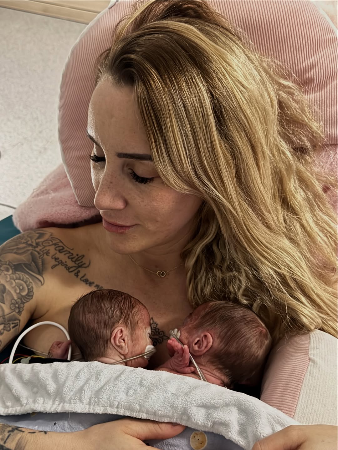 1 mois de vie hier 🥹❤️ 1 mois que je suis devenue la maman de deux minuscules bébés qui ont décidé de me rencontrer le jour de la fête des amoureux. 900 g et 980 g à seulement 27 semaines de grosses