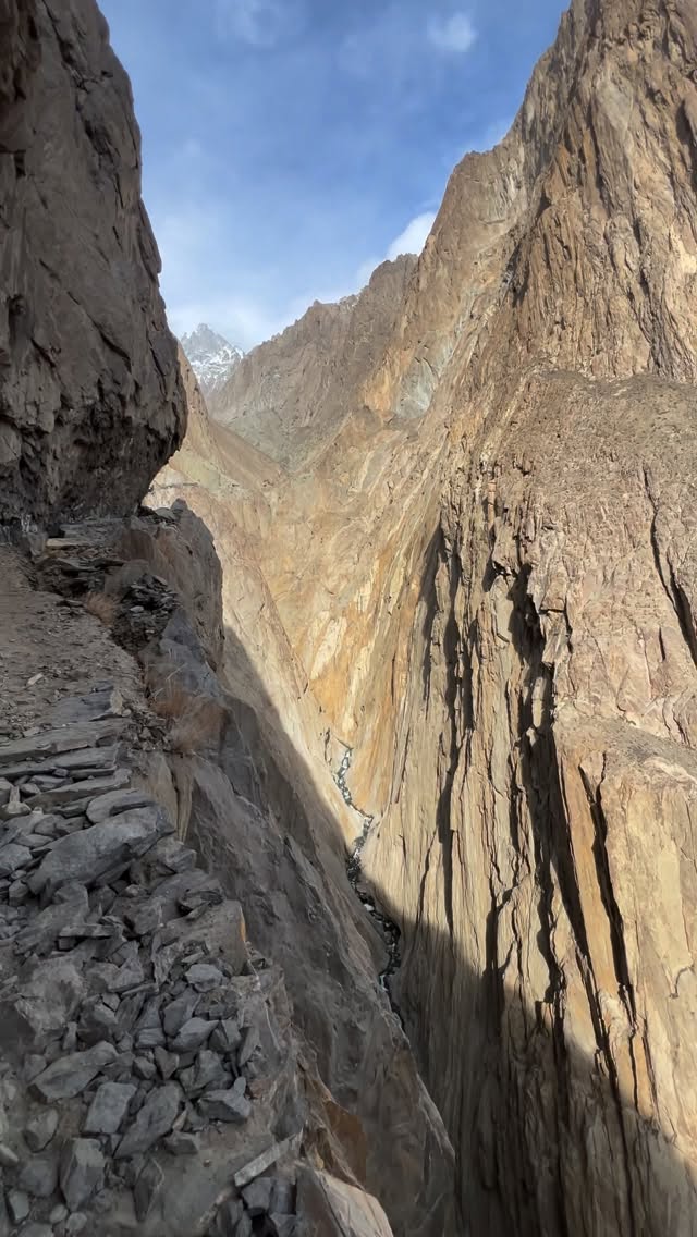 Paharon ka safar⦠himmat walon ke liye 𫑠. . #reels #viral #explorepage #nature #mountainlife