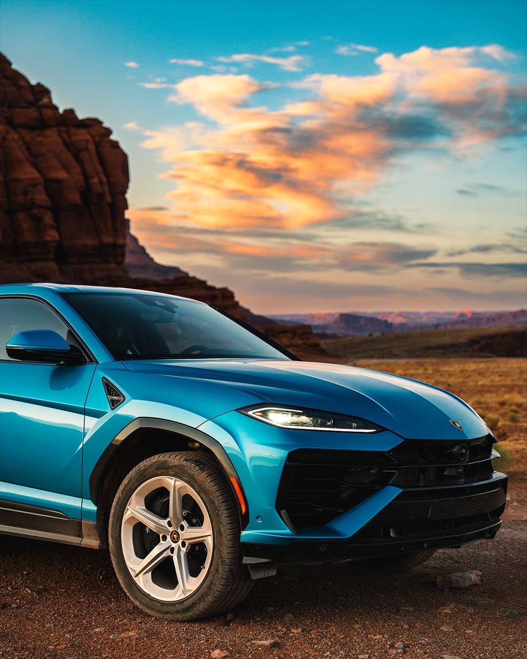 Ready to go beyond the beaten path? Urus SE Blu Uranus. Built for adventure, delivering power and control on every road and beyond. Courtesy of @jakeguzman #Lamborghini #UrusSE β Urus SE: Combined fue