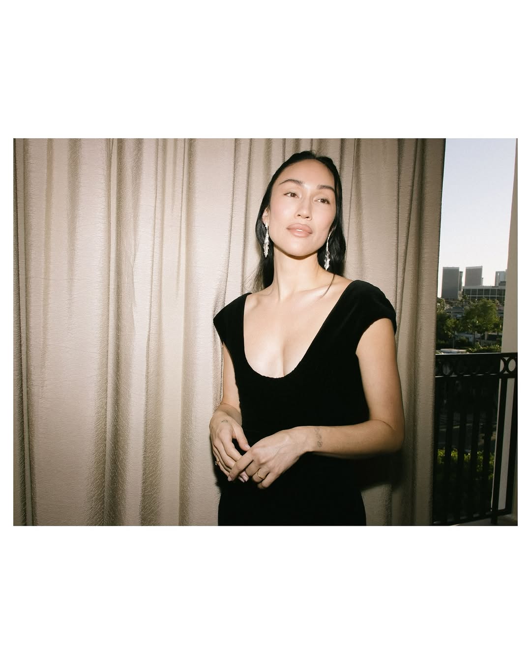 getting ready for @unforgettableawards with @iliabeauty. Iβm wearing Overglaze Hydrating Lip Gloss in Clay. x @colleenallen @lisaeisnerjewelry @shelbysmithmakeup @rickymotahair @ckaedingcolor @p